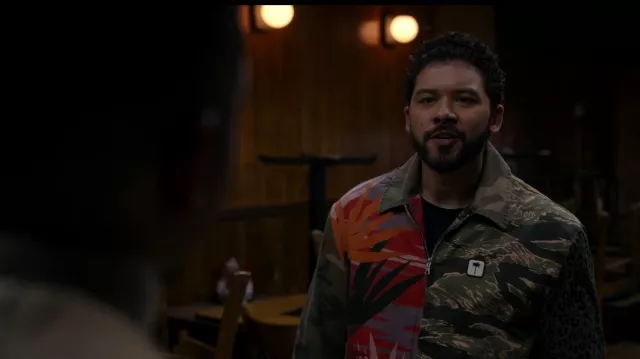 Chaqueta Palm Angels Mixmatch Patchwork Coach usada por Gilberto Castillo (Andrew Cassanova) como se ve en Power Book II: Ghost (S03E07)