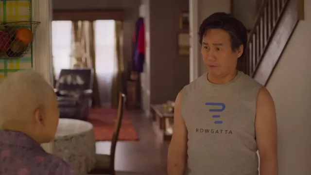 Le débardeur du centre de conditionnement physique Rowgatta Gym porté par Wally (B.D. Wong) comme on le voit à Awkwafina est Nora du Queens (S03E02)