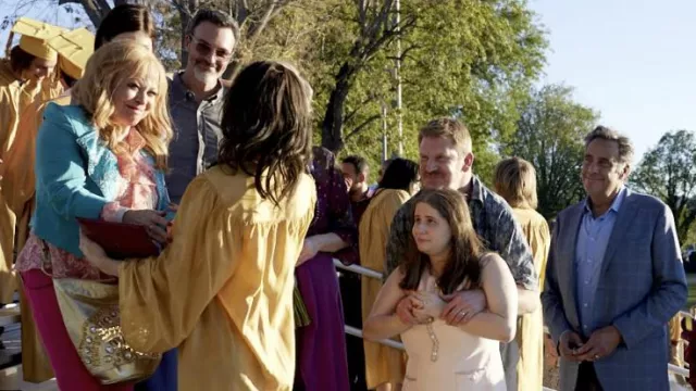 Chaqueta azul usada por Loretta (Jacki Weaver) como se ve en Wildflower
