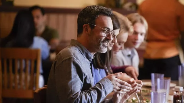 Camisa gris usada por Ben (Reid Scott) como se ve en la película Wildflower