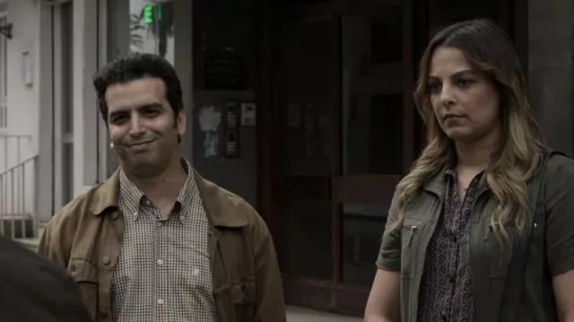 Veste en cuir portée par Kerem (Soufiane El Khalidy) vue dans la série télévisée Ghosts of Beirut (S01E03)