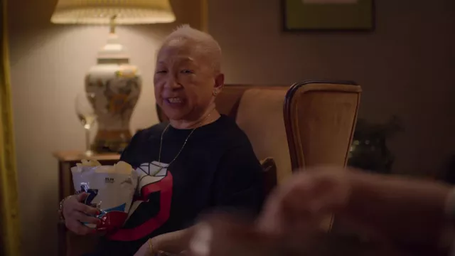 Le t-shirt noir porté par grand-mère (Lori Tan Chinn) comme on le voit à Awkwafina est Nora From Queens (S03E03)