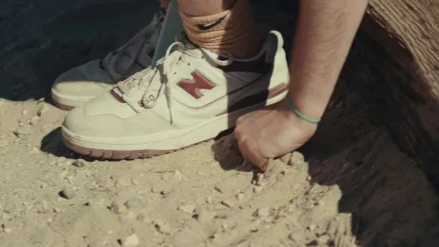 Zapatillas New Balance 550 usadas por Dave (Lil Dicky) como se ve en DAVE (Temporada Episodio | Spotern