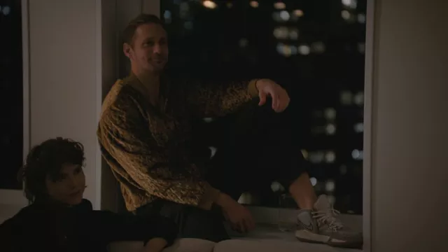 Chemise imprimée portée par Lukas Matsson (Alexander Skarsgård) comme on le voit dans Succession (saison 4 épisode 7)
