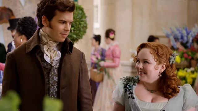 Boucles d’oreilles portées par Penelope Featherington (Nicola Coughlan) comme on le voit dans Bridgerton (saison 3)