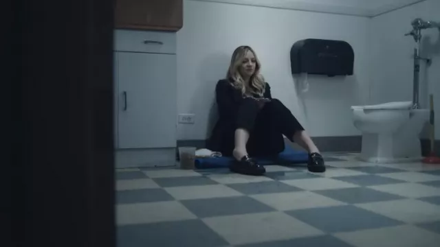 Leather shoes worn by Natalie 'Sugar' Berzatto (Abby Elliott) as seen in The Bear TV show outfits (Season 2)