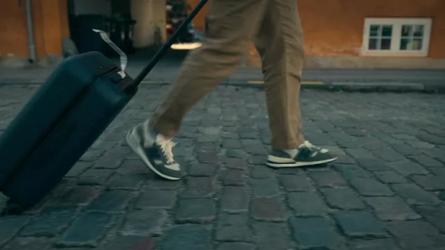 Zapatillas New Balance usadas por Marcus (Lionel Boyce) como se ve en el vestuario del programa televisión The Bear (S02E04) | Spotern
