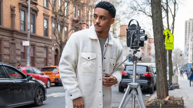 Veste polaire blanche portée par Eric (Keith Powers) comme on le voit dans The Perfect Find