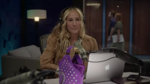 Veste blazer à carreaux portée par Carrie Bradshaw (Sarah Jessica Parker) comme on le voit dans And Just Like That... (S02E01)