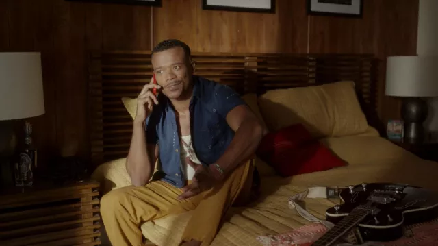 Chemise bleue à manches courtes portée par Andre Rashad Wallace (Leroy McClain) comme on le voit dans And Just Like That... (S02E02)
