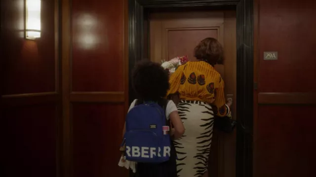 Burberry Backpack porté par Gabrielle Wexley (Ellie Reine) comme on le voit dans And Just Like That... (S02E02)