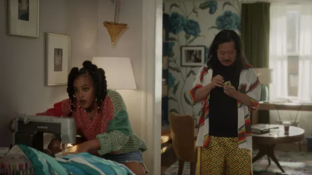 Camisa estampada usada por Jackie Nee (Bobby Lee) como se ve en And Just Like That... (Temporada 2 Episodio 1)