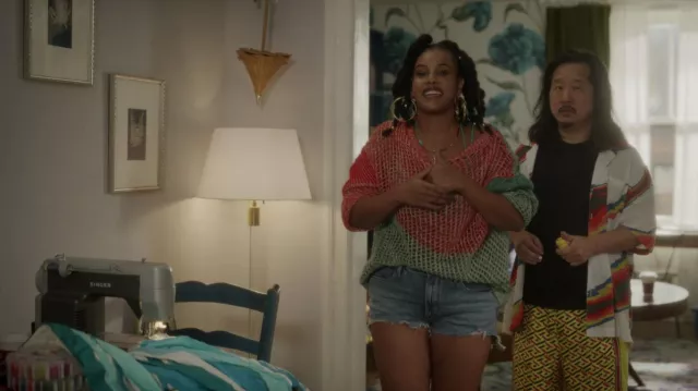 Pull oversize porté par Smoke (Beth Million) comme on le voit dans And Just Like That... (S02E01)