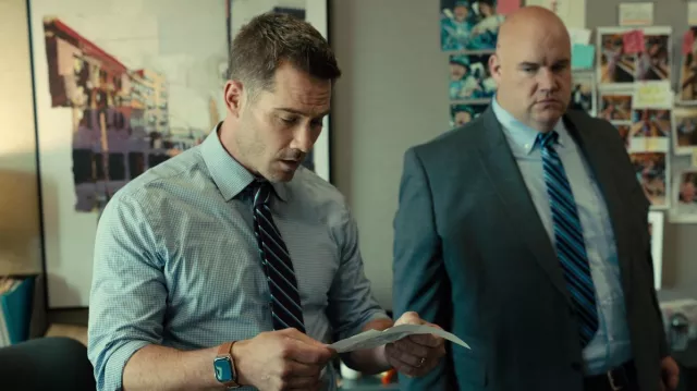 Cravate rayée portée par Charlie Greeves (Luke Macfarlane) vue dans la garde-robe d’une émission de télévision platonicienne (S01E08)