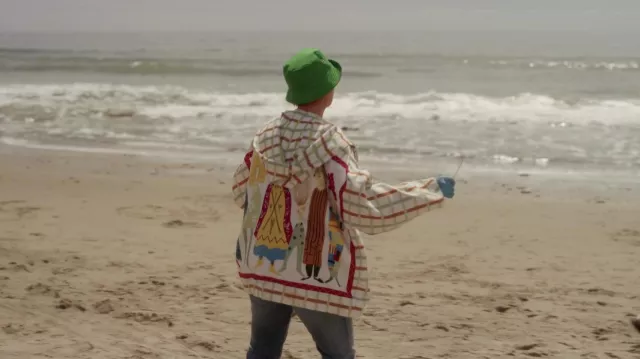 Veste à carreaux à capuche avec dos illustré portée par Miranda Hobbes (Cynthia Nixon) dans And Just Like That... (saison 2 épisode 2)