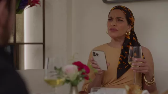 Boucles d’oreilles en or portées par Seema Patel (Sarita Choudhury) comme on le voit dans And Just Like That... Armoire (S02E03)