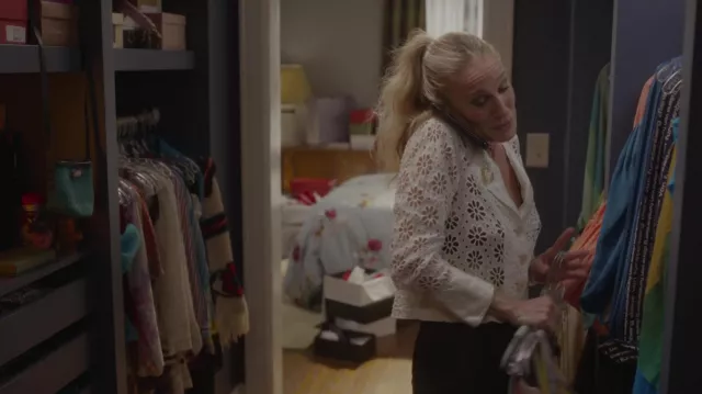Openwork floral top in white worn by Carrie Bradshaw (Sarah Jessica Parker) in And Just Like That… (S02E03)