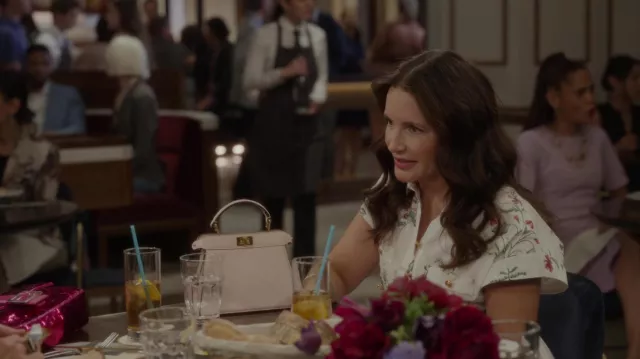 Robe blanche à imprimé floral portée par Charlotte York (Kristin Davis) comme on le voit dans And Just Like That... (S02E03)