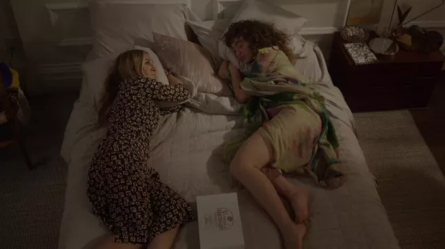 Robe imprimée portée par Carrie Bradshaw (Sarah Jessica Parker) dans And Just Like That... (S02E03)