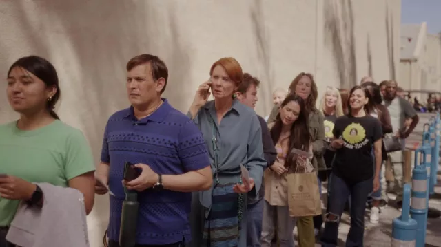 Sac bohème porté par Miranda Hobbes (Cynthia Nixon) comme on le voit dans And Just Like That... (S02E03)