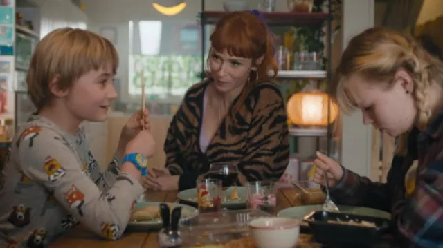 The blue and yellow watch worn by Elliott (Noé Vandevoorde) in HPI: High Intellectual Potential (S01E01)