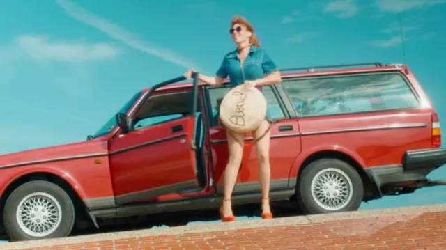 The round beach bag 'Beach' by Morgane Alvaro (Audrey Fleurot) in the HPI series: High Intellectual Potential (S01E07)