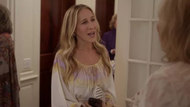 Robe blanche et or à manches longues portée par Carrie Bradshaw (Sarah Jessica Parker) comme on le voit dans And Just Like That... (S02E04)