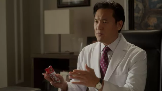 Reloj usado por un médico (Jo Sung) como se ve en And Just Like That... (S02E04)