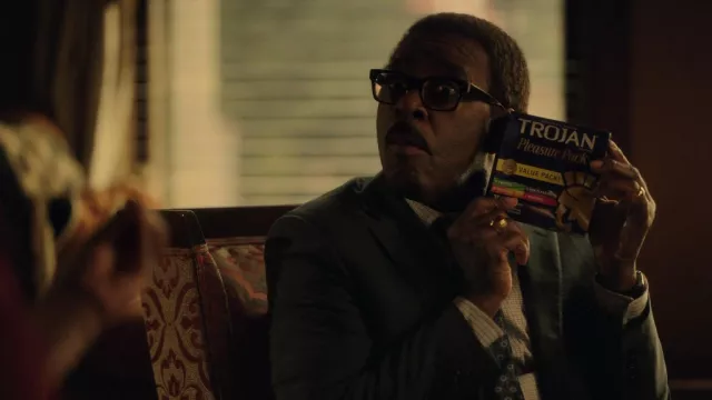 Bague en or portée par Franklin Roberts (Courtney B. Vance) vue dans la série télévisée 61st Street (S02E02)