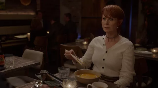 Top de botón acanalado usado por Miranda Hobbes (Cynthia Nixon) en And Just Like That... (S02E05)