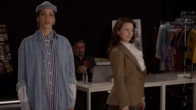 Camisa vaquera usada por Studio Executive (Miranda Dinnetz) en And Just Like That... (S02E05)
