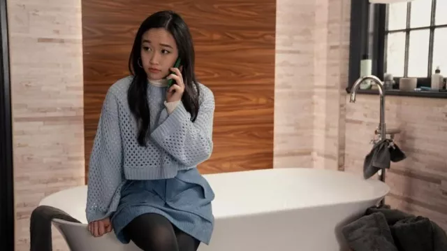 Suéter azul claro usado por Lily Goldenblatt (Cathy Ang) como se ve en And Just Like That... (S02E06)