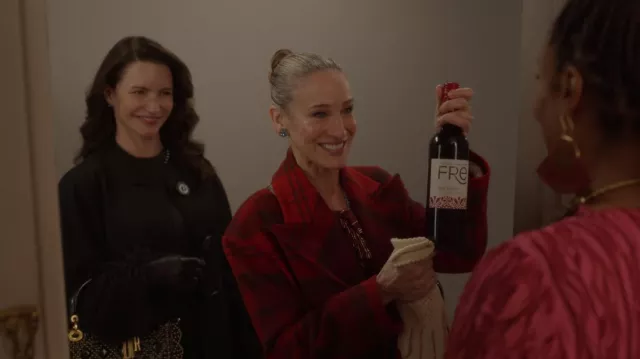 Manteau rouge à carreaux porté par Carrie Bradshaw (Sarah Jessica Parker) comme on le voit dans And Just Like That... (S02E06)