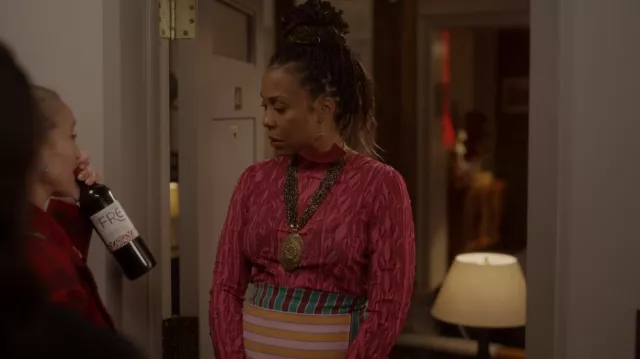Gold medal pendant necklace worn by Dr. Nya Wallace (Karen Pittman) as seen in And Just Like That… (S02E06)