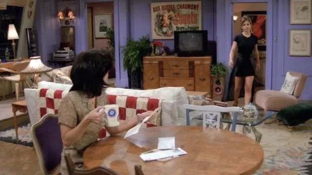 La jupe longue transparente fendue portée par Rachel Green (Jennifer Aniston) dans la série Friends (Saison 1 Épisode 24)