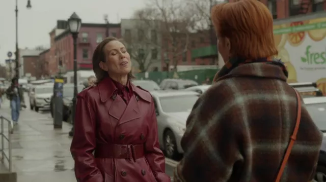 Abrigo de cuero burdeos usado por Amelia Carsey (Miriam Shor) como se ve en And Just Like That... (S02E07)
