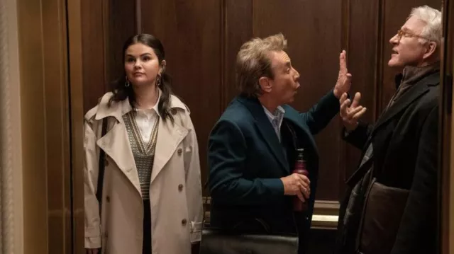 Manteau de tranchée porté par Mabel Mora (Selena Gomez) dans la série télévisée Only Murders in the Building (S03E01)
