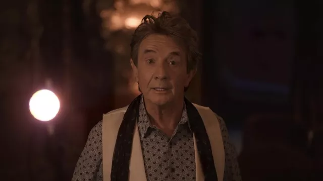 Chemise imprimée boutonnée portée par Oliver Putnam (Martin Short) comme on le voit dans Only Murders in the Building (S03E01)
