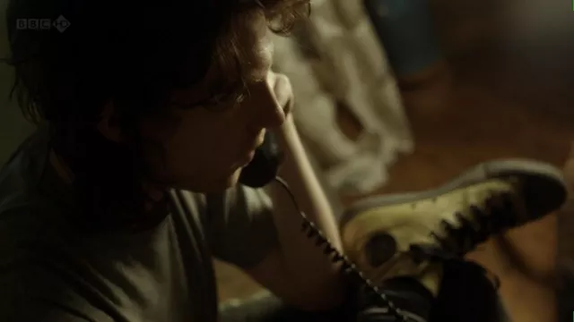 Converse amarillos de Bob Geldof (Domhnall Gleeson) en When Harvey Met Bob