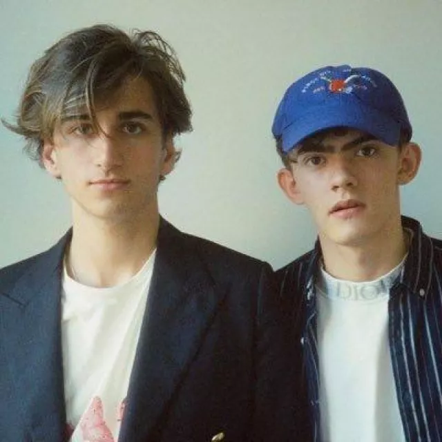 Casquette bleue portée par Joe Locke sur une photo Instagram avec Sebastian Croft