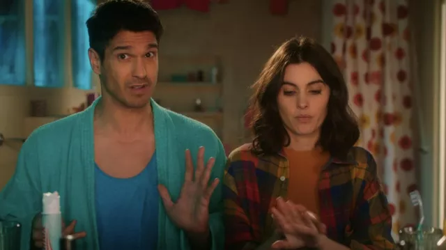 Chemise à carreaux de Leslie (Claire Chust) dans Scènes de ménages