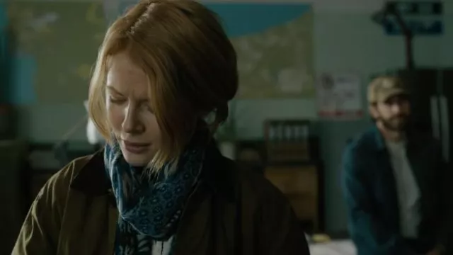 La bufanda estampada de Caroline Kinley (Emily Beecham) en la película The Covenant