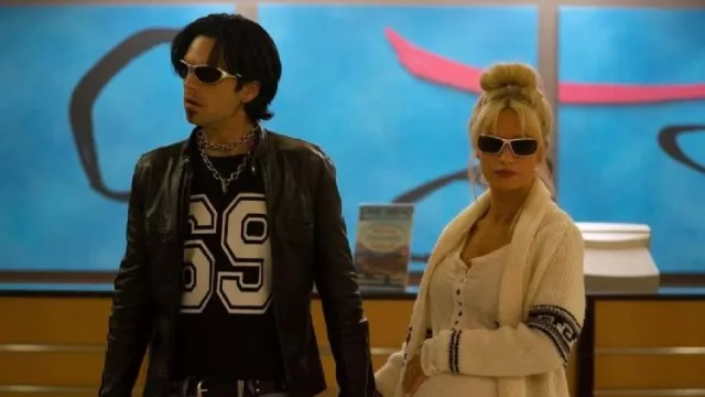 El cárdigan con cuello chal que lleva Pamela Anderson (Lily James) en la serie Pam & Tommy (T01E05)