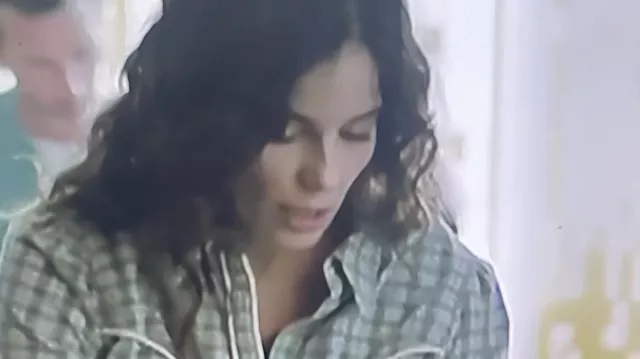 La camisa a cuadros verde salvia con botón a presión que lleva Roxane Thiemen (Raphaële Volkoff) en la serie El mañana nos pertenece