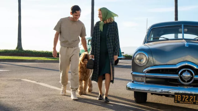 L'ensemble de survêtement vintage beige porté par Calvin Evans (Lewis Pullman) dans la série Lessons in Chemistry (Season 1)