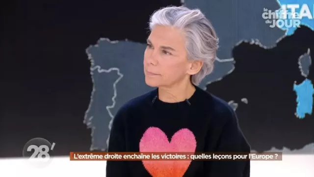 The black sweater with a big knit heart worn by Élisabeth Quin in the show 28 minutes on November 27, 2023