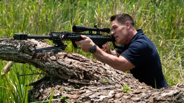 Reloj táctico usado por Mason Pettits (John Cena) como se ve en la película Freelance