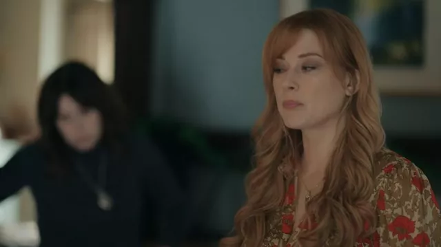 La blouse imprimée portée par Melinda Monroe (Alexandra Breckenridge) dans la série Virgin River (S05E12)
