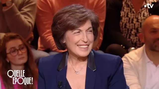 The navy blazer with leather lapels worn by Ruth Elkrief in the show Quelle époque! of 2 December 2023