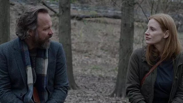 Écharpe à carreaux portée par Saul (Peter Sarsgaard) comme on le voit dans la garde-robe du film Memory